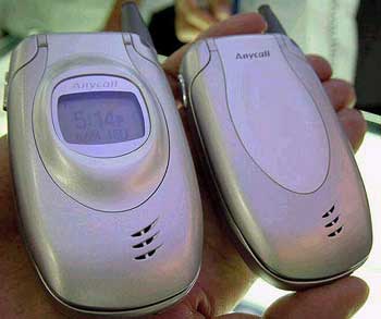 正文 三星电子的两款最新型cdma2000 1x手机,外壳采用符合现代审美